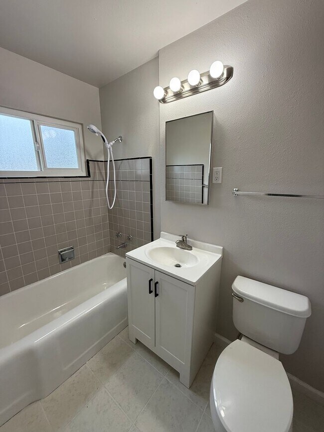 Building Photo - 512 Carpenter St