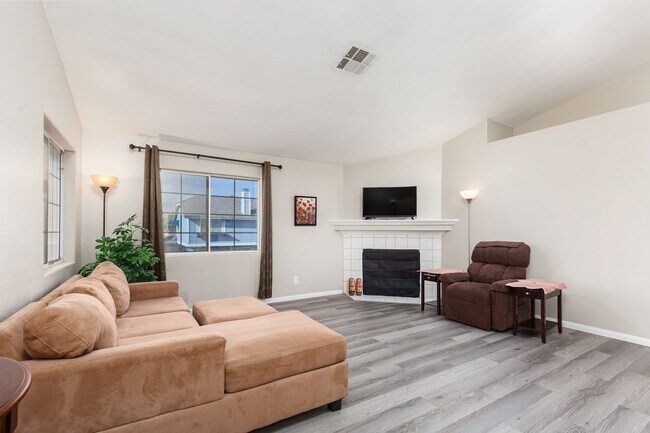 Building Photo - 2nd floor unit in gated community with pool/spa/tennis