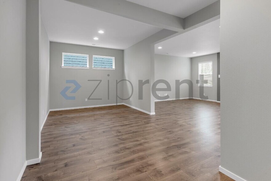 Building Photo - Unit