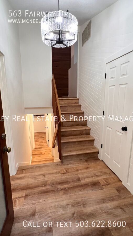 Building Photo - 563 Fairway Dr