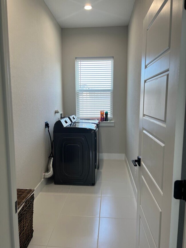 Building Photo - Alamo Heights Area!!