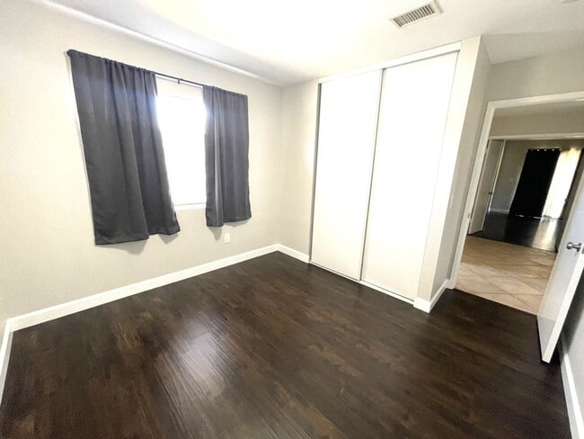 Building Photo - 1525 W Country Club Ln