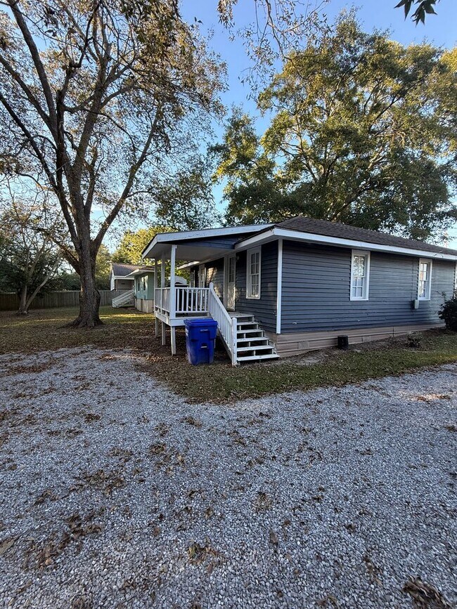 Building Photo - Furnished 2 BR 2 bath