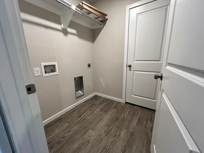 Building Photo - 3 bed 2 bath