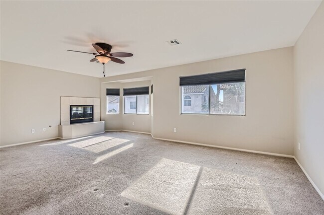 Building Photo - HUGE 5 Bedroom Home In Desert Shores with ...