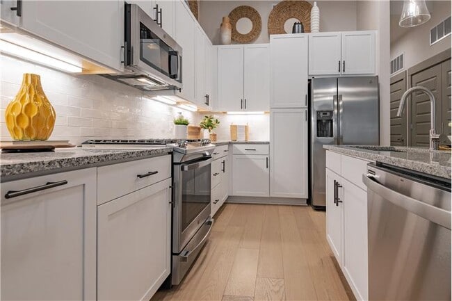 Building Photo - 3329 Oak Grove Ave