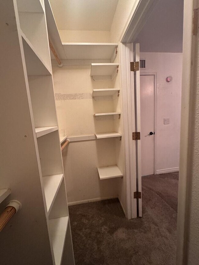 Building Photo - 1016 E Cottonwood Dr