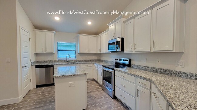 Building Photo - IMPRESSIVE  4 BED/3 BATH HOME WITH LARGE F...
