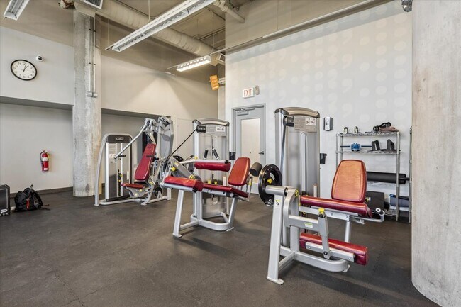 Building Photo - 860 W Blackhawk St