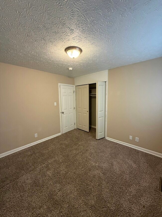 Building Photo - 2403 Meadow Dr