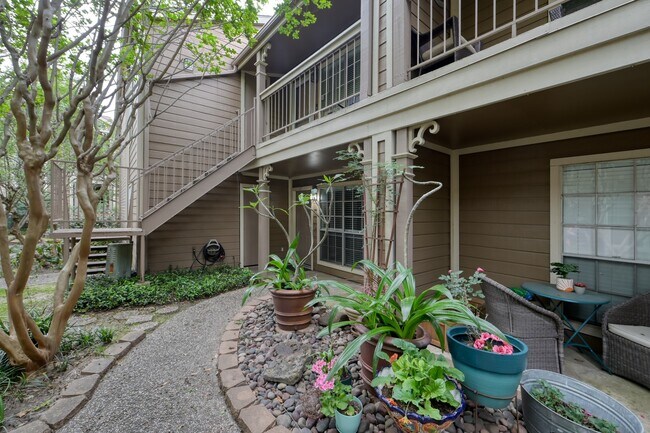 Building Photo - 1860 White Oak Dr