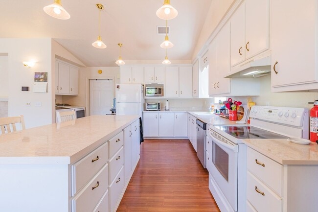 Building Photo - Conveniently located 3 Bedroom, 2 bath