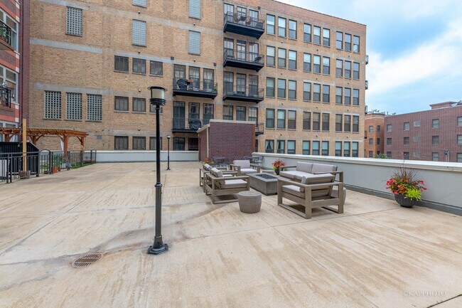 Building Photo - 1000 W Adams St