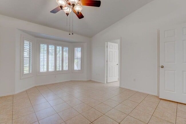 Building Photo - Beautiful 2 Bedroom Home Backing to Greenbelt