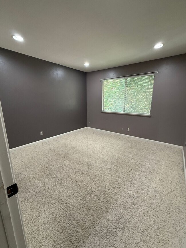 Building Photo - 131 Fountainhead Ct