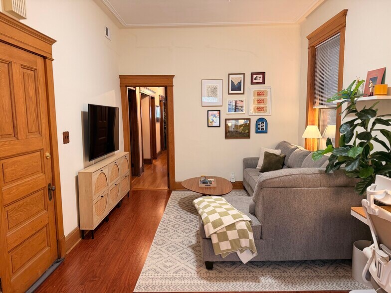 Building Photo - 1037 N Damen Ave