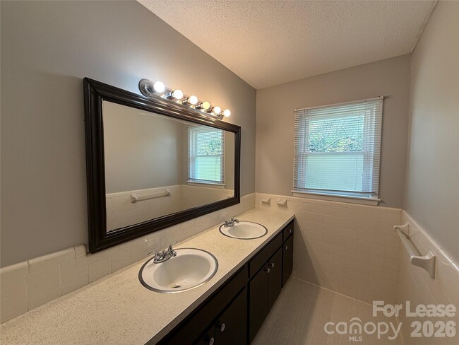 Building Photo - 851 Fieldstone Rd