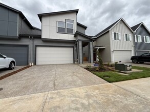 Building Photo - Charming 3 Bed 2.5 Bath Tualatin Home with Fenced Yard & 2-Car Garage!