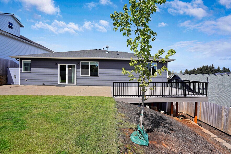 Building Photo - 1132 Thunderbird Ave S