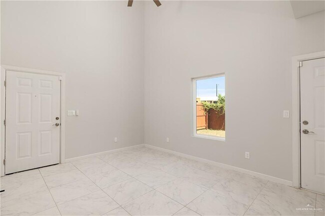 Building Photo - 808 Hidden Hls St