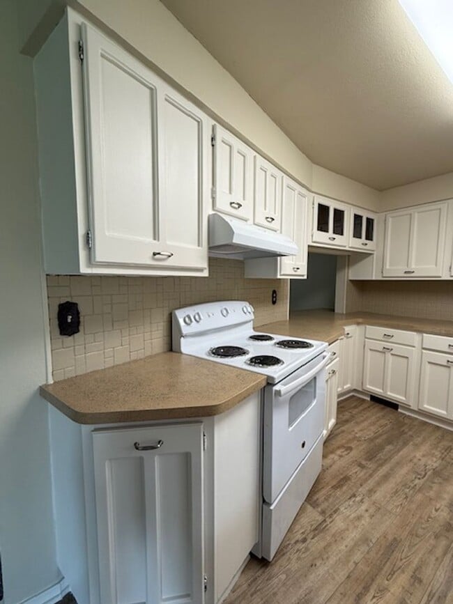 Building Photo - 3 Bedroom 1.25 Bath with 2 car garage