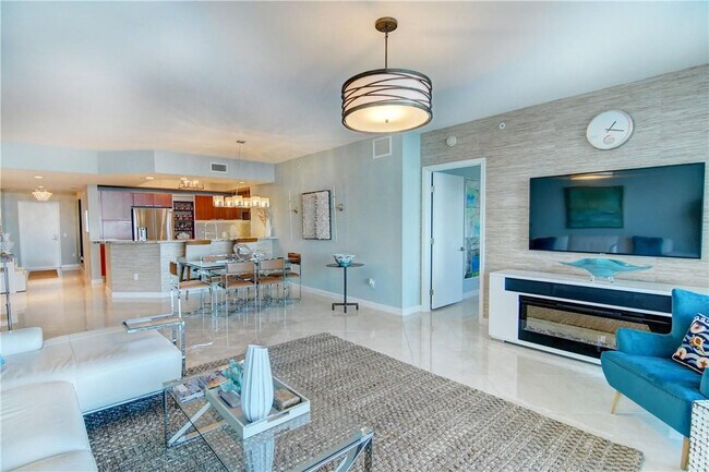 Building Photo - 2640 Lake Shore Dr