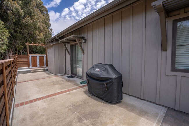 Building Photo - 1481 Hollister Ln