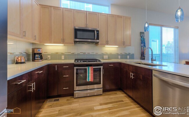 Building Photo - Discover this 3-bedroom, 2.5-bath townhome in Louisville!