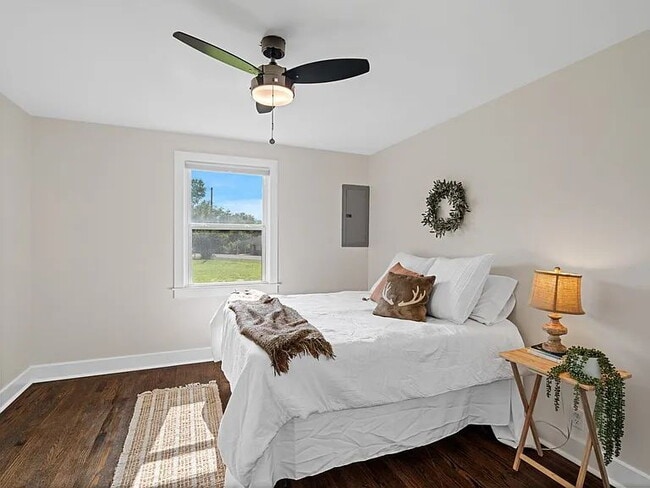 Building Photo - 2 Bedroom, 1 Bathroom Duplex Near Woodbine...