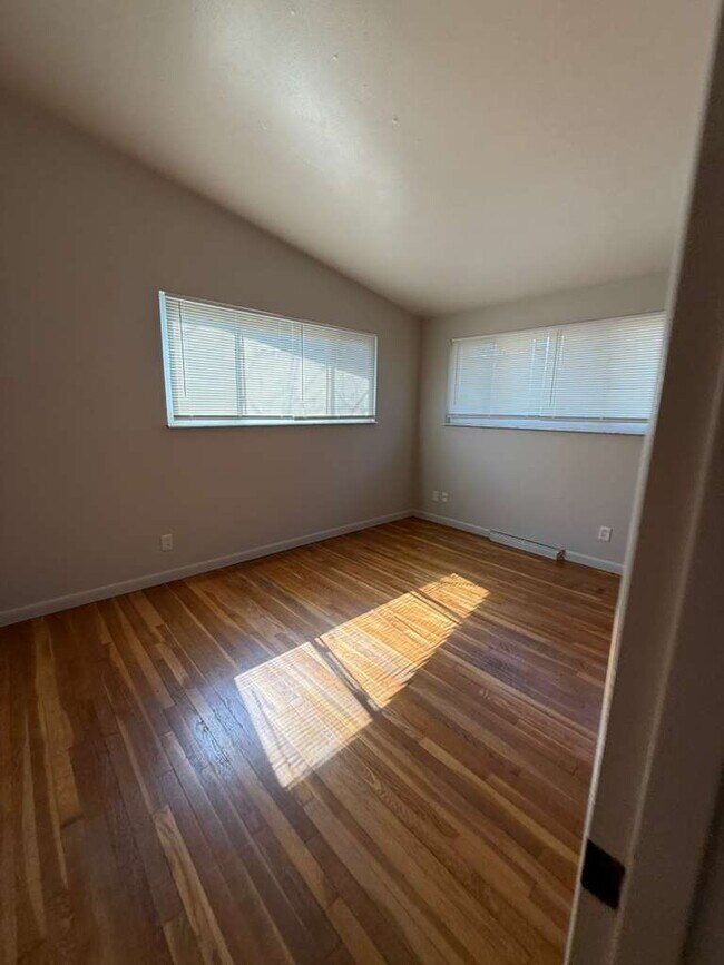 Building Photo - "Charming 3-Bed, 1 bath Sanctuary on Hallstead Drive - A Cozy 1189 Sq. Ft. Gem in St. Louis!"  No...