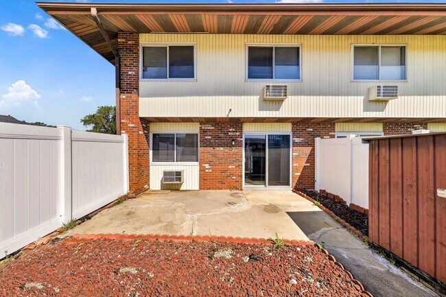 Building Photo - 7473 Hazelcrest Dr