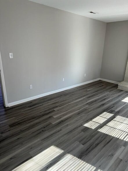 Building Photo - 208 Cloverleaf Dr