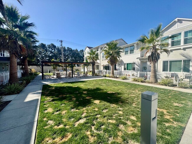 Building Photo - Gorgeous Newly Constructed Townhome