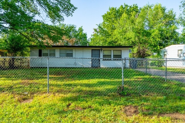 Building Photo - 3 Bed 1 Bath in Tulsa!