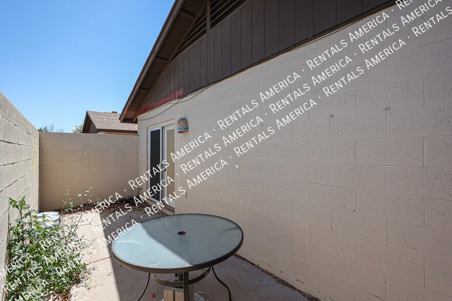 Building Photo - 3333 S Parkside Dr
