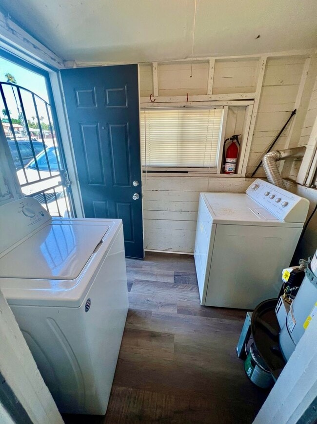 Building Photo - Walk to Beach, W/D, Shared Yard, Parking, No Pets