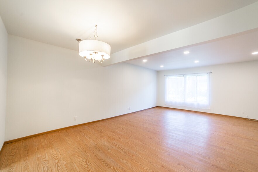 Building Photo - 9743 Reseda Blvd #3