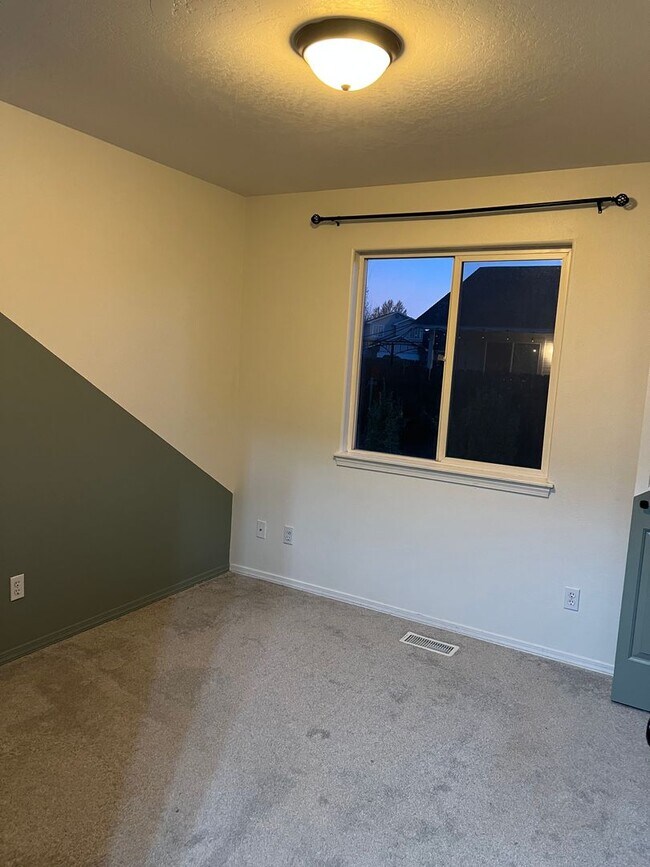 Building Photo - Welcome to this charming 3 bedroom, 2 bathroom home located in Nampa, ID.