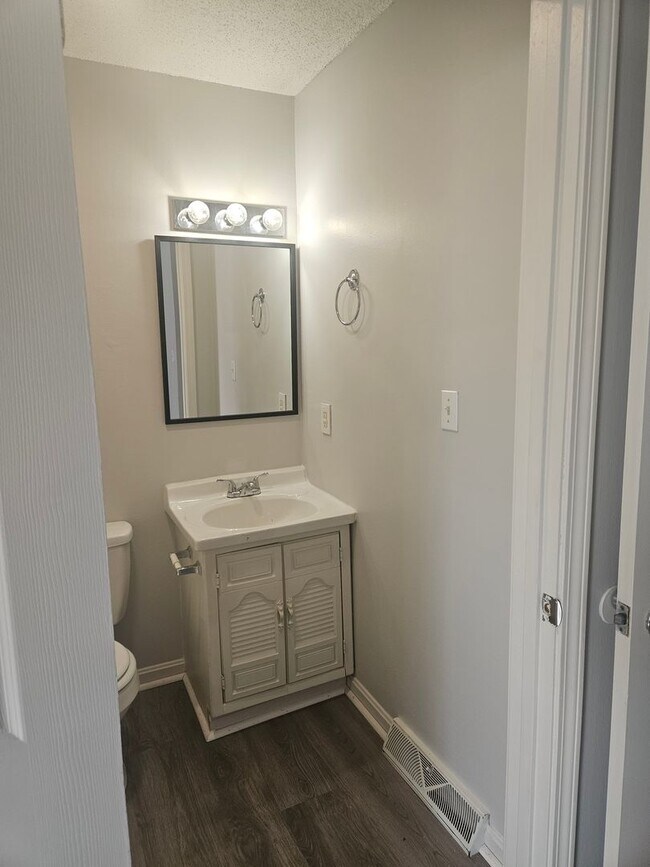 Building Photo - Green Valley Apartments