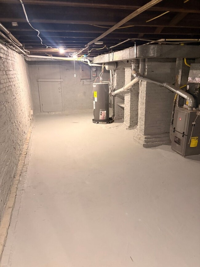 Building Photo - Spacious Baltimore Rowhome with Modern Updates – Available Now in Reservoir Hill