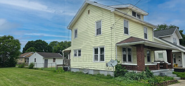 Side of house - 859 S Main St