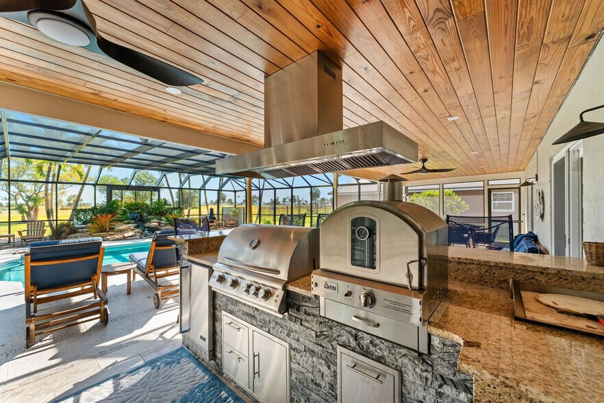 Building Photo - 12 Fairway Dr