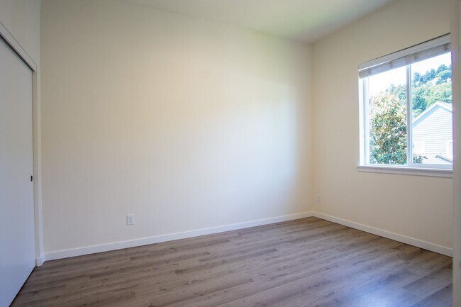 Building Photo - SUMMER SPECIAL: Top Floor Modern 2 Bdr w/ W&D + AC!