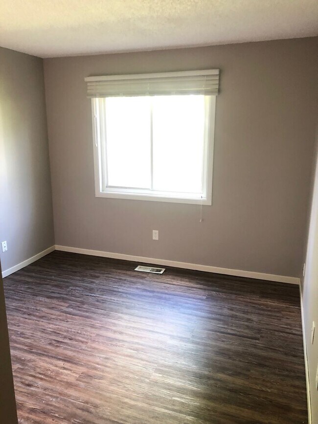 Building Photo - Main Floor Condo Available September 1, Up...