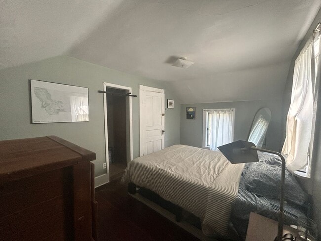 Building Photo - 2 bed 1.5 bath Hamilton home