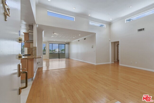 Building Photo - 4443 Ventura Canyon Ave