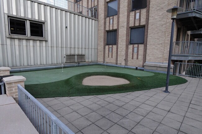 Building Photo - 914 Main St