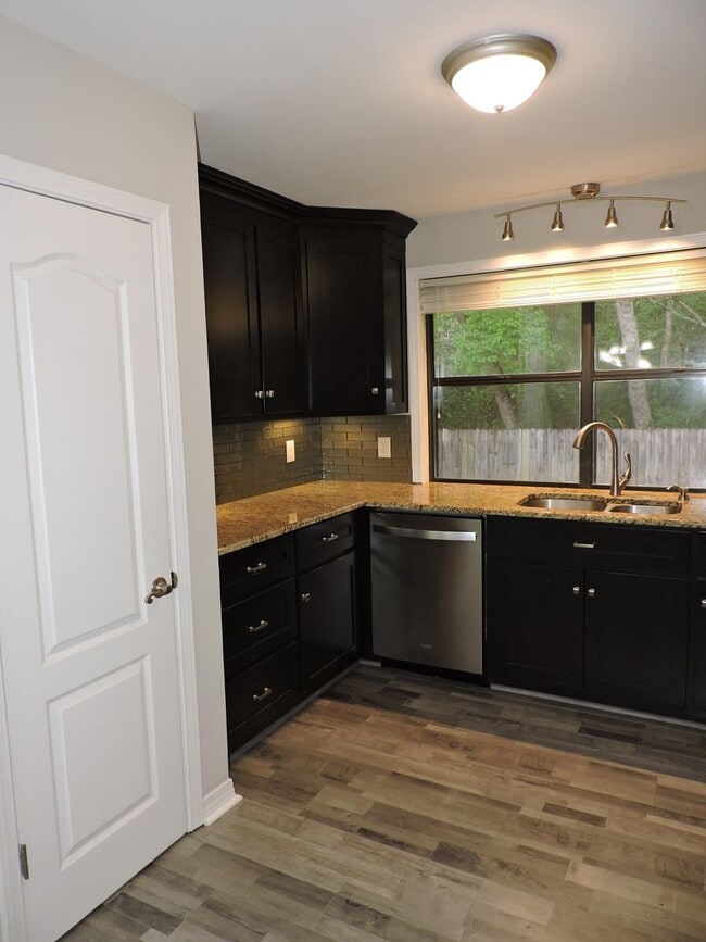 Building Photo - Convenient westside location!