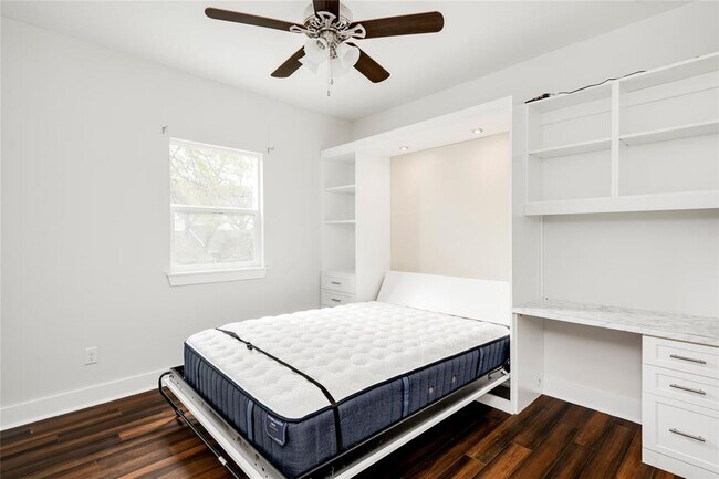 Building Photo - 2005 Bluebonnet Ln