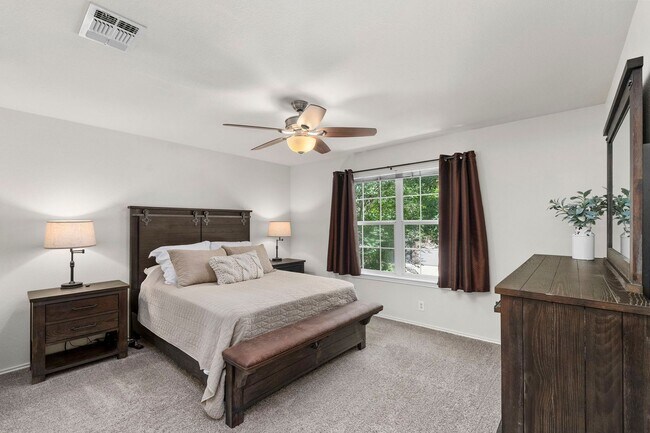 Building Photo - Stylish Townhome Living in Oak Creek